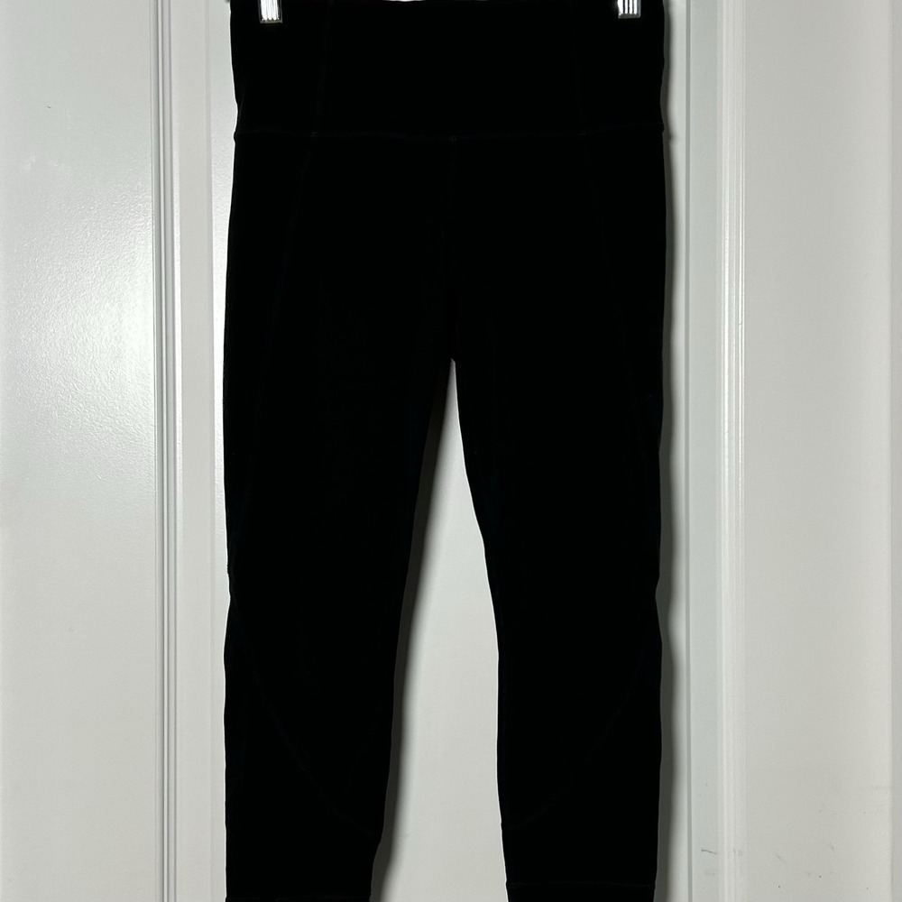Athleta Black Chaturanga Capri Leggings Clean Girl Luxe Athleisure Yoga‎ Style